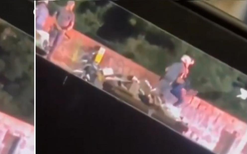 Policiais militares flagrados jogando homem de ponte em SP são afastados
