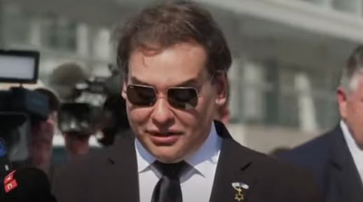 Filho de brasileiros, ex-deputado dos EUA é condenado a mais de sete anos de prisão por fraude e roubo de identidade