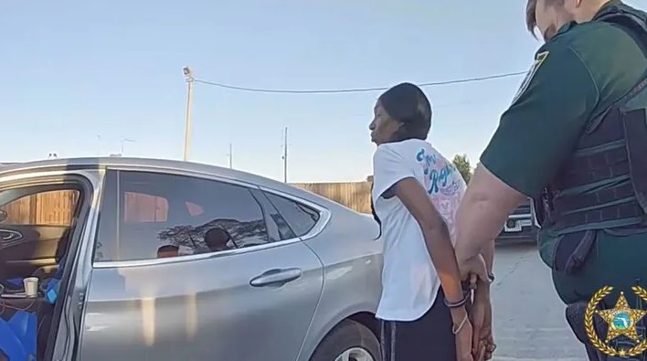 Mulher se passa por agente do ICE e sequestra esposa do ex-namorado na Flórida
