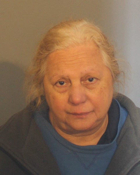 Brasileira de 70 anos, com histórico de prisões por drogas, é presa pelo mesmo crime em Danbury (CT)