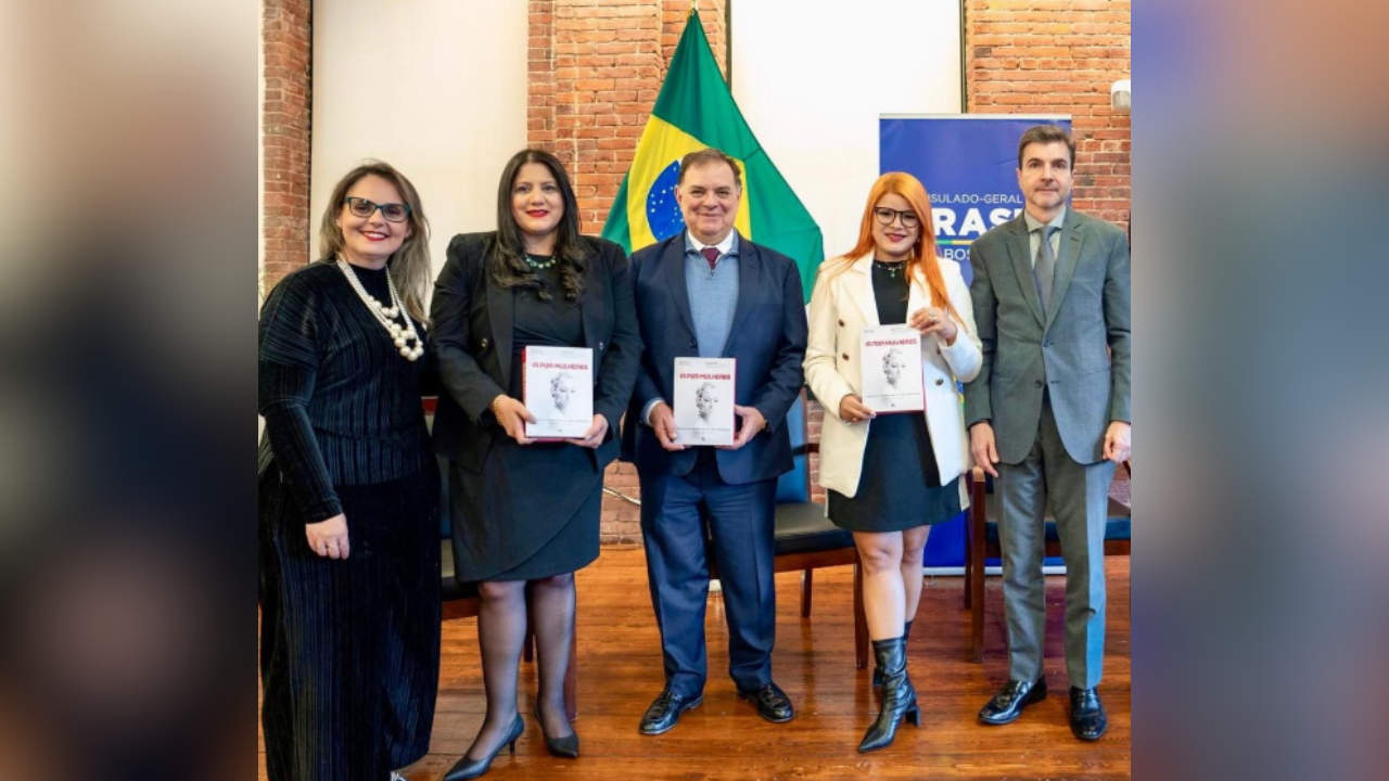 Consulado do Brasil em Boston realiza evento para lançar livro sobre inteligência artificial escrito por 37 mulheres brasileiras