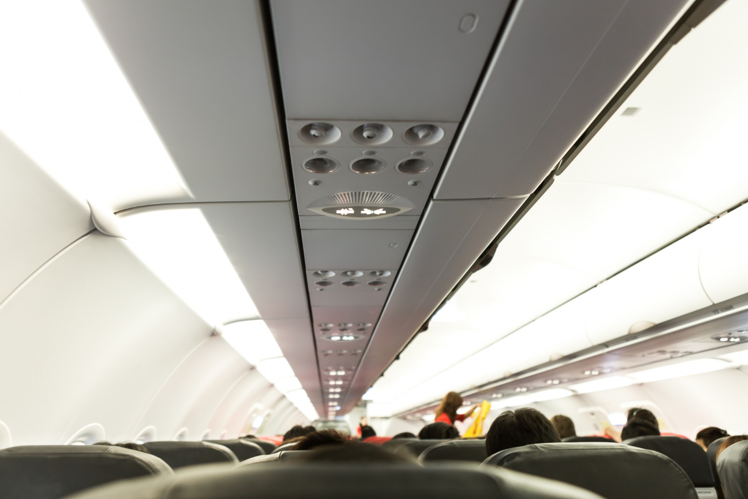 Mulher processa American Airlines após alegar agressão sexual durante voo