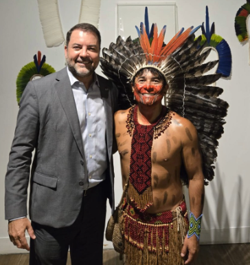 Consulado do Brasil em Miami apoia visitas de líder indígena a escolas do Sul da Flórida