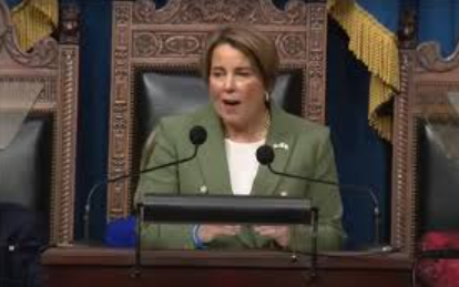Governadora Maura Healey convoca reunião com primeiros-ministros canadenses para discutir tarifas comerciais impostas por Trump