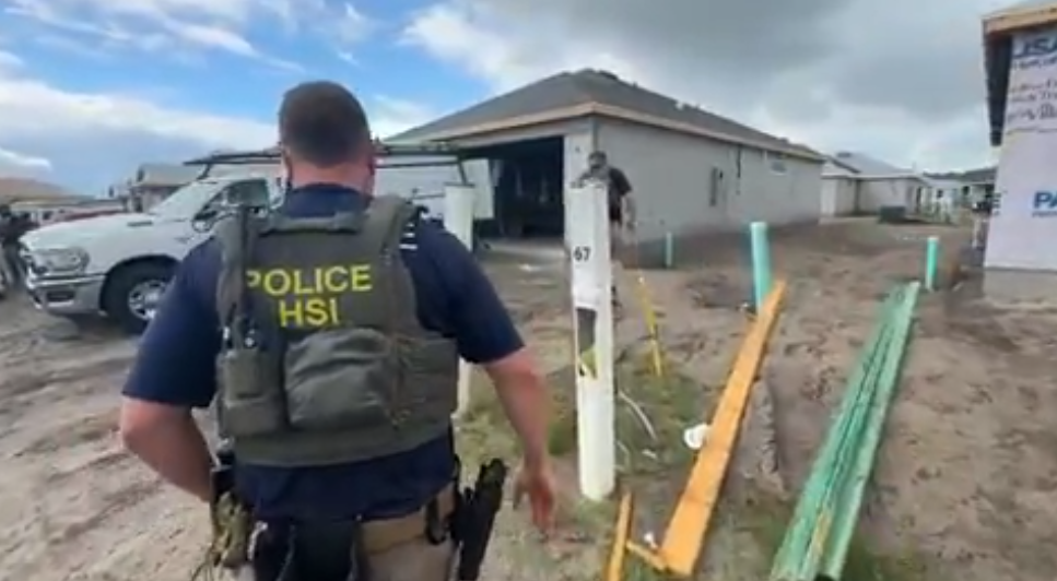 Autoridades imigratórias prendem dezenas de imigrantes indocumentados em canteiros de obras na Flórida