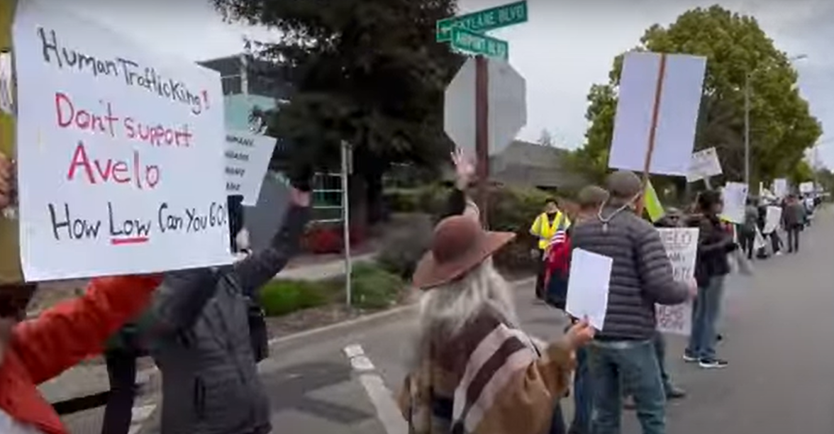 Líderes religiosos protestam contra voos de deportação operados pela Avelo Airlines em Connecticut