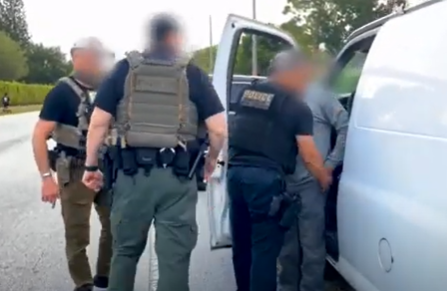 Operação liderada pelo ICE e pelo estado da Flórida prende mais de 1.100 imigrantes indocumentados