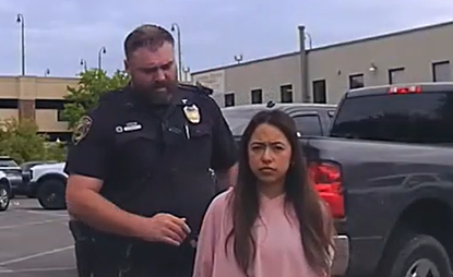 Policial que prendeu jovem mexicana por engano renuncia após críticas e pressões na Geórgia