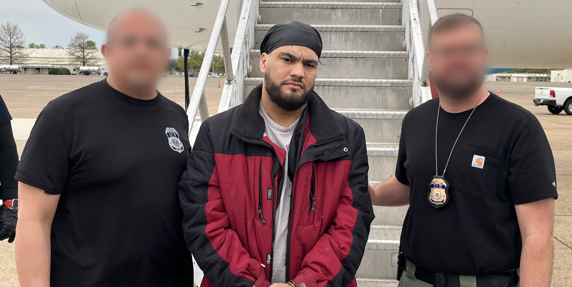 Brasileiro condenado por assalto à mão armada no Brasil é deportado dos EUA