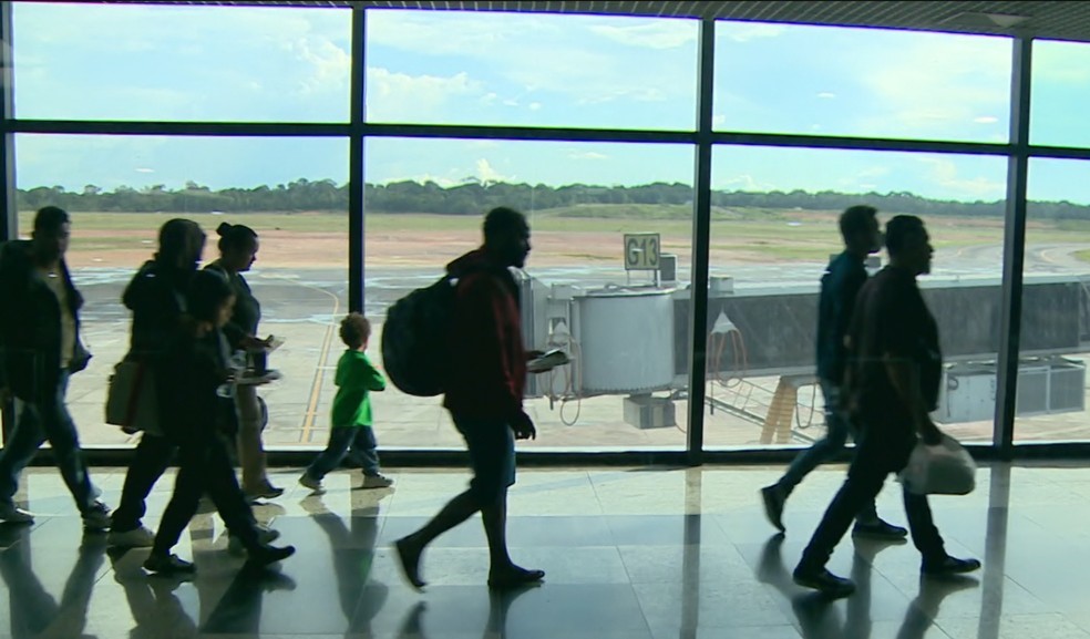 Mais 103 brasileiros deportados dos EUA chegam ao Brasil; três são detidos pela Polícia Federal