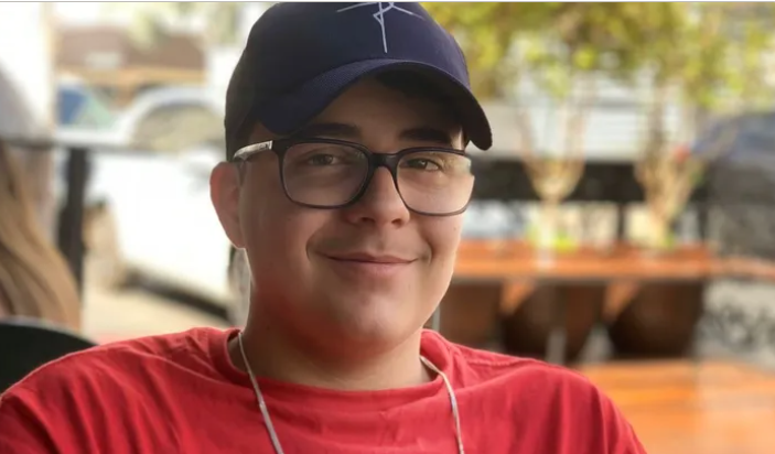 Jovem brasileiro é morto a facadas na Carolina do Sul  Lucas, de 21 anos, havia retornado aos EUA em busca de melhores oportunidades; tragédia comove a comunidade brasileira