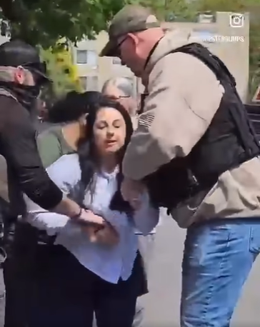 Candidata ao Comitê Escolar de Worcester é presa ao tentar impedir prisão de brasileira pelo ICE