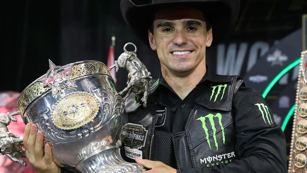 Brasileiro conquista tricampeonato mundial de montaria em touros no Texas