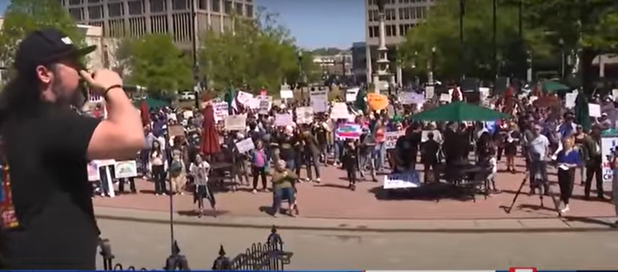 Após ameaças e protestos, Câmara Municipal de Worcester realiza sessão virtual para discutir polêmica prisão de brasileira pelo ICE