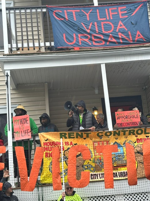 Evento honra trabalhadores mortos, manifestação denuncia perseguição aos imigrantes