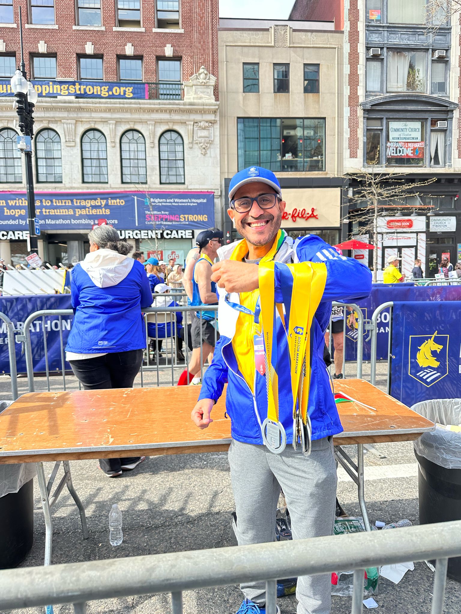 Geison Rodrigues: maratonista paralímpico brasileiro transforma voluntariado em missão na Maratona de Boston