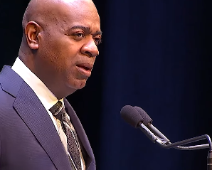 Impasse em centro de detenção do ICE em Newark (NJ) ganha apoio do Prefeito Ras Baraka