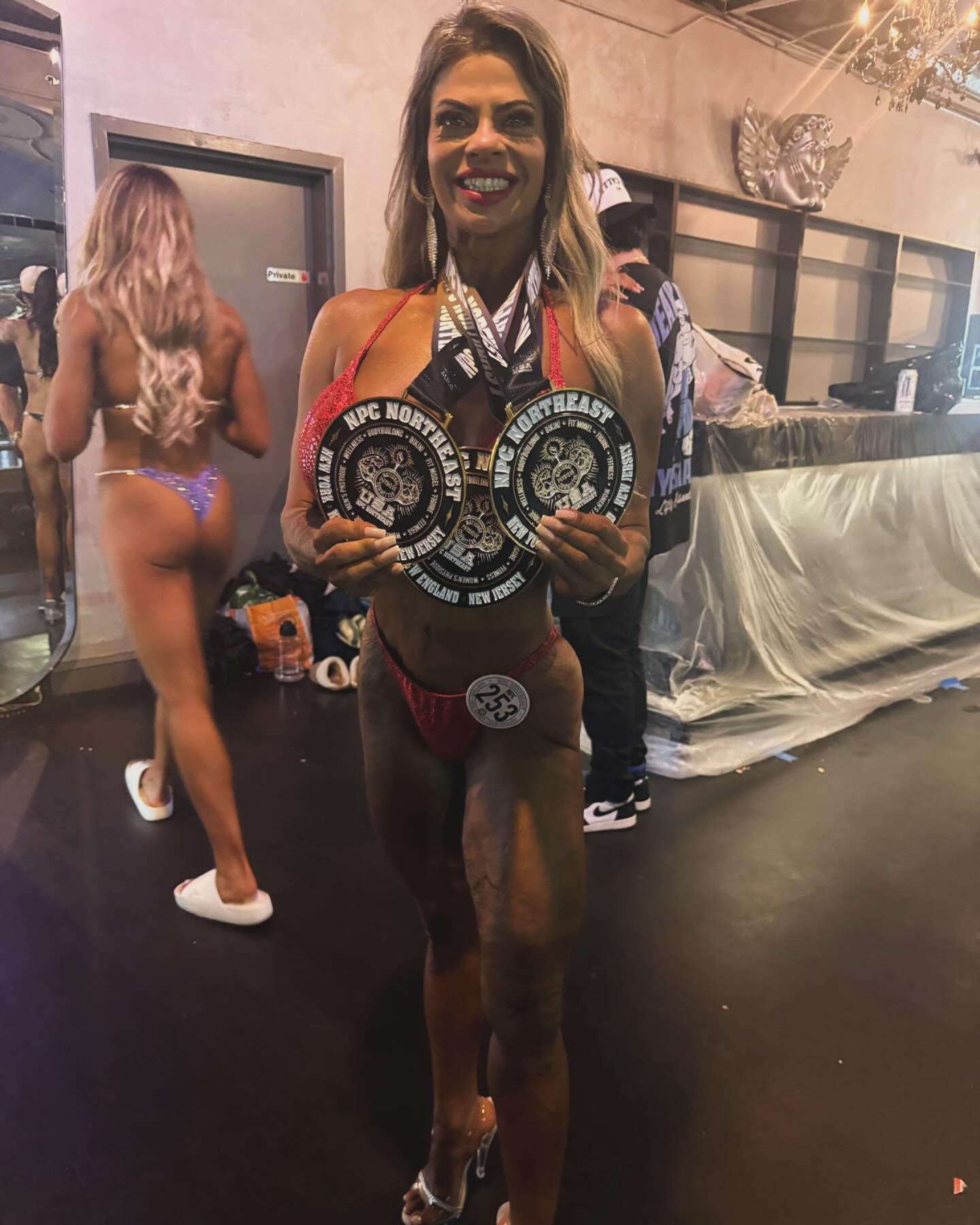 Sue O’Brien conquista três medalhas no NPC Northeast Boston e celebra superação pessoal