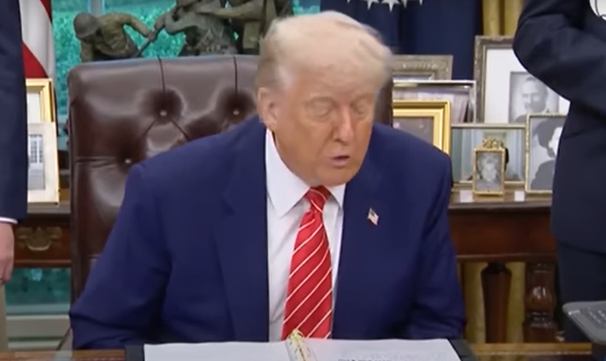 Trump assina ordem executiva oferecendo voos gratuitos para imigrantes indocumentados deixarem os EUA