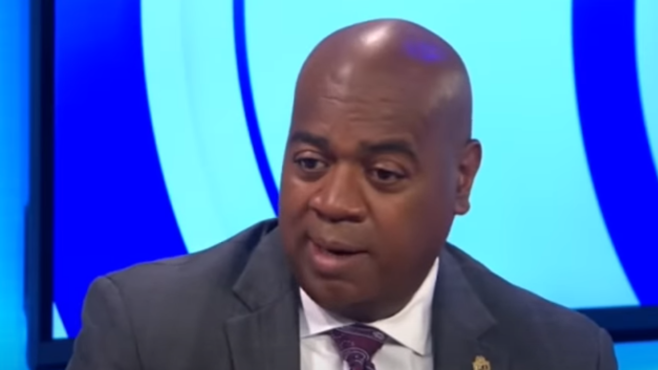 Prefeito de Newark é detido pela polícia imigratória
