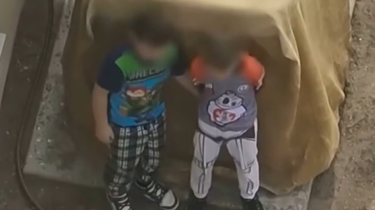 Um vídeo alarmante registra dois meninos manipulando uma arma carregada no estado do Novo México