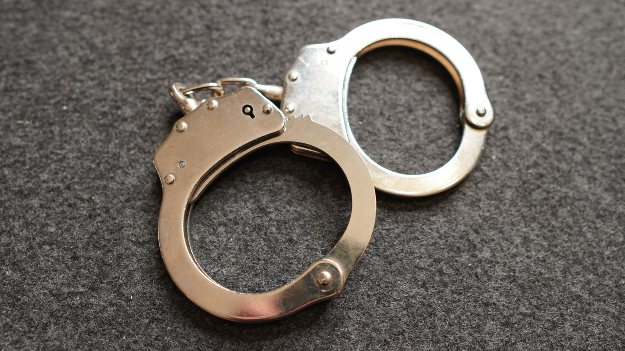 Garoto de 12 anos é abandonado na rua após operação do ICE em Waltham.