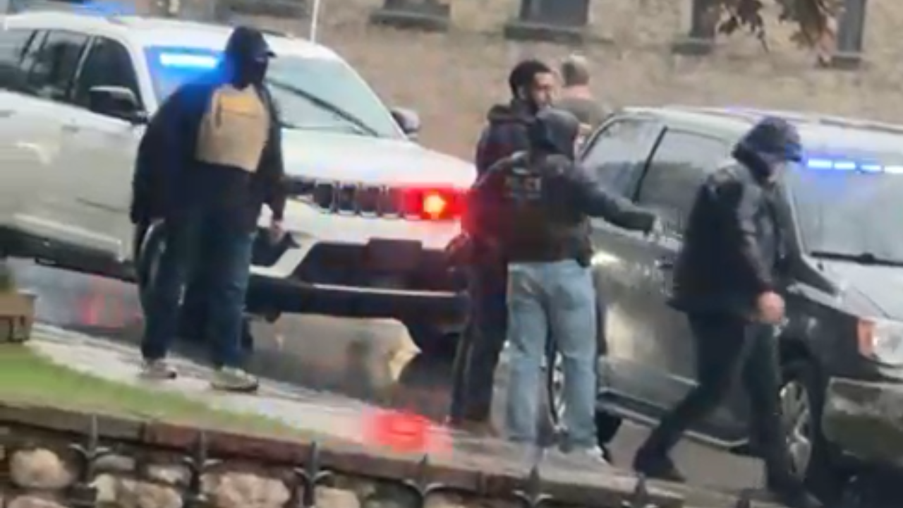 Brasileiro é preso pela imigração em Massachusetts; esposa chora enquanto assiste à ação do ICE