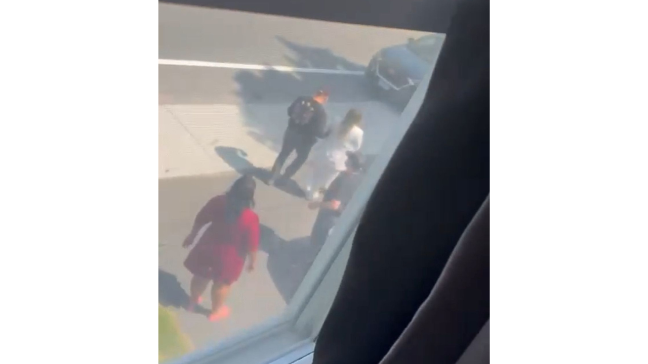 Brasileira se desespera ao ver a mãe ser presa por agentes de imigração em Leominster (MA)