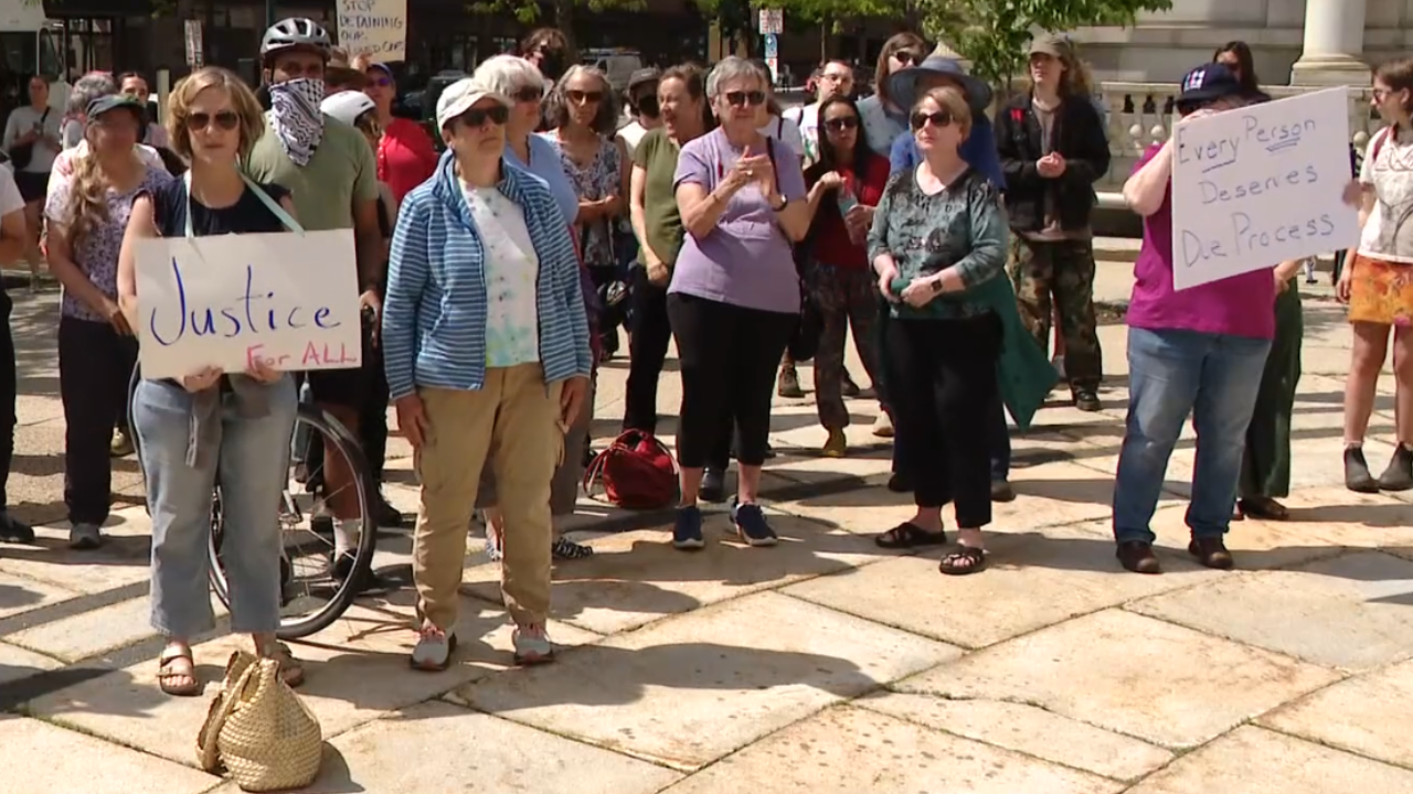 Manifestantes fazem ato em Portland para exigir a liberdade de dois brasileiros detidos pelas autoridades federais