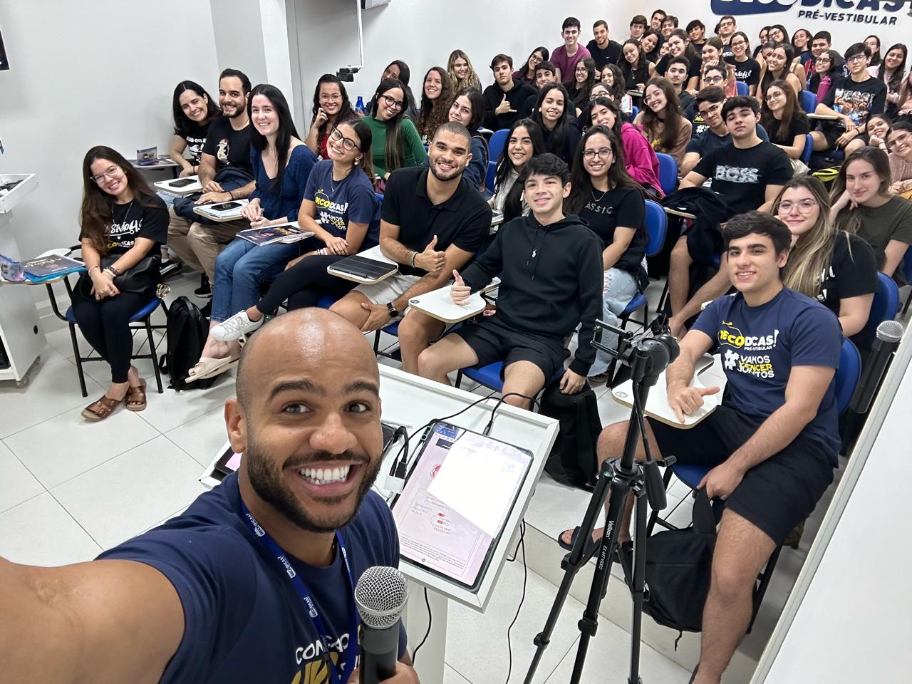 Professor Deco Dicas: a jornada de um educador que transforma vidas com fé, esforço e educação