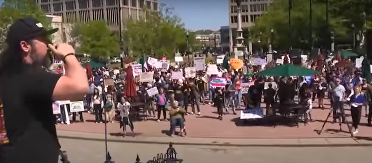 Centenas de pessoas protestam contra o ICE após prisão de brasileira em Worcester (MA)