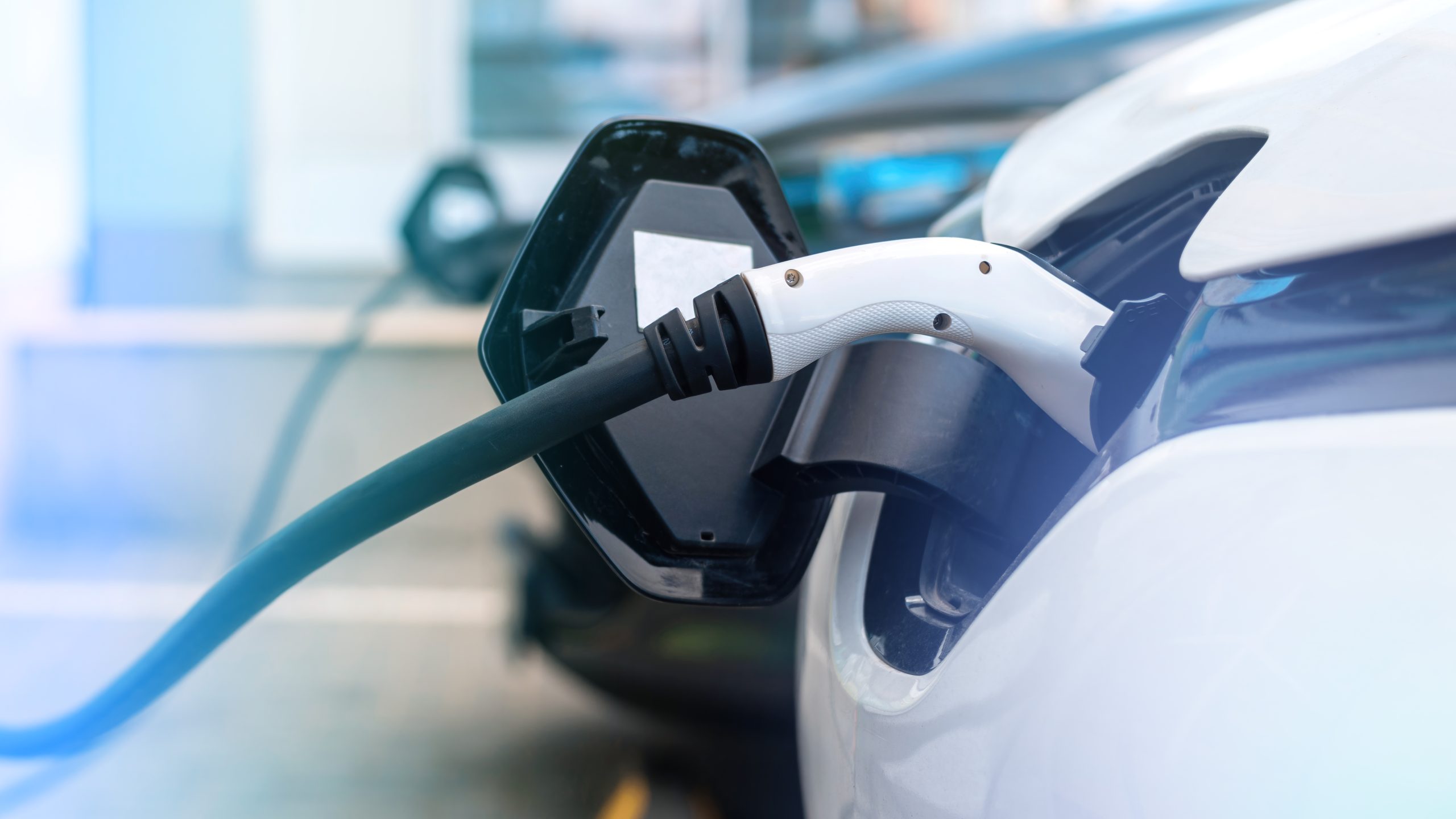 Massachusetts anuncia flexibilização temporária nas exigências para veículos elétricos