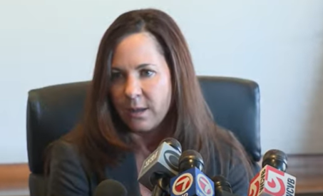 Promotora Federal em Massachusetts promete processar quem interferir em operações do ICE, após prisão de brasileira