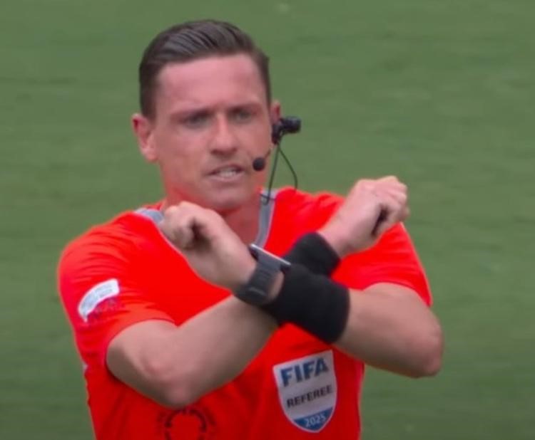 Árbitro brasileiro aciona protocolo antirracismo em jogo do Mundial de Clubes na Carolina do Norte