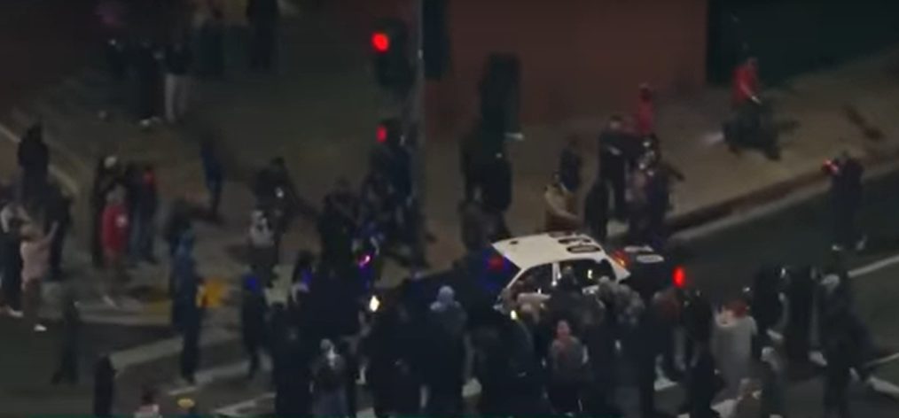 Protestos contra operações de imigração deixam dois policiais feridos em Los Angeles