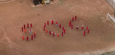 Detentos formam “SOS” em centro de imigração no Texas e denunciam acusações sem provas de envolvimento com gangue