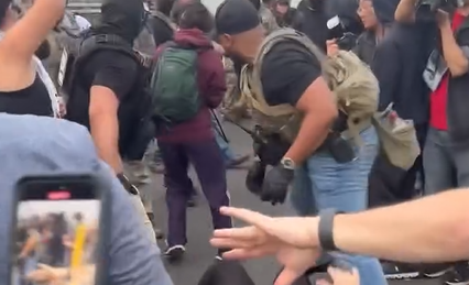 Tensão e violência em protesto diante de centro de detenção Delaney Hall após fuga de detentos