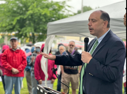 Senador Jamie Eldridge critica Trump durante protestos “No Kings Day” em Massachusetts