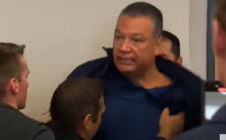 Senador Padilla fará discurso no Senado após ser removido à força de coletiva do DHS
