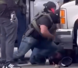 Agente do ICE é flagrado agredindo imigrante na Califórnia