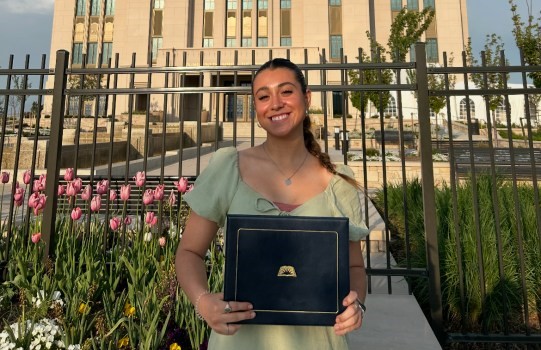 Estudante brasileira presa pelo ICE é libertada e denuncia tratamento em centro de detenção no Colorado