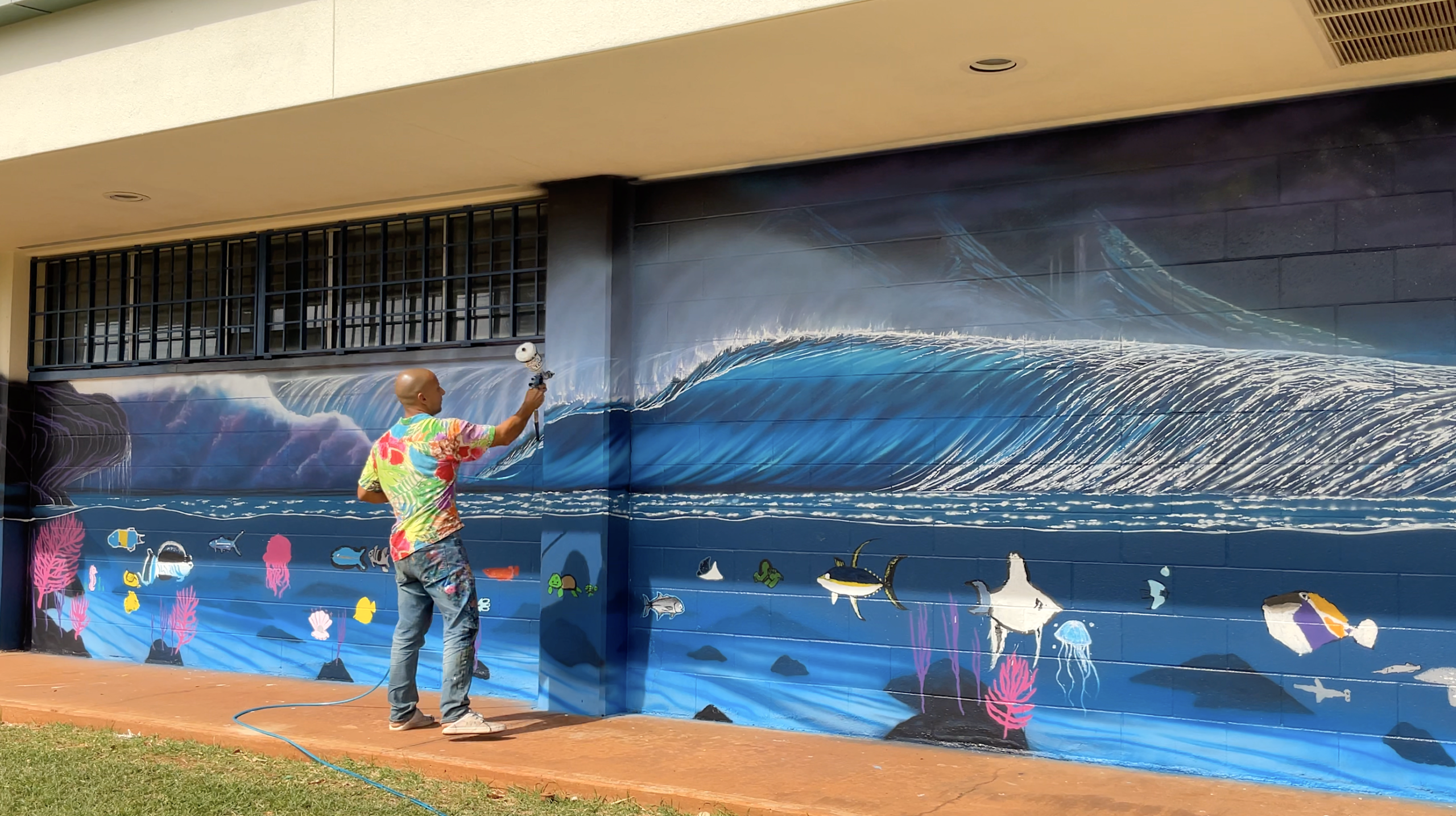 Artista brasileiro leva arte e surf para muros dos EUA com projeto internacional “101 Perfect Waves”