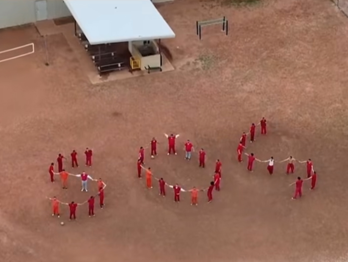 Detentos formam “SOS” em centro de imigração no Texas e denunciam acusações sem provas de envolvimento com gangue