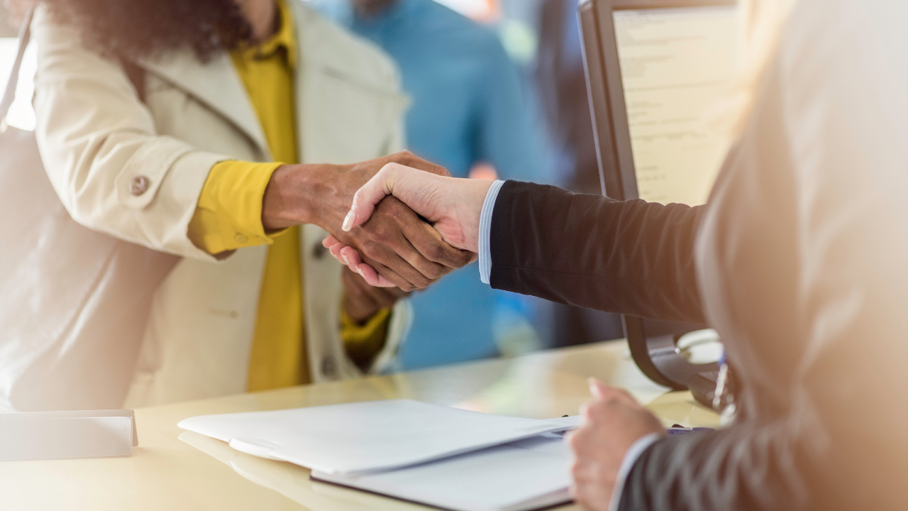 Coluna Debora Corsi: E se tratássemos todos como clientes?