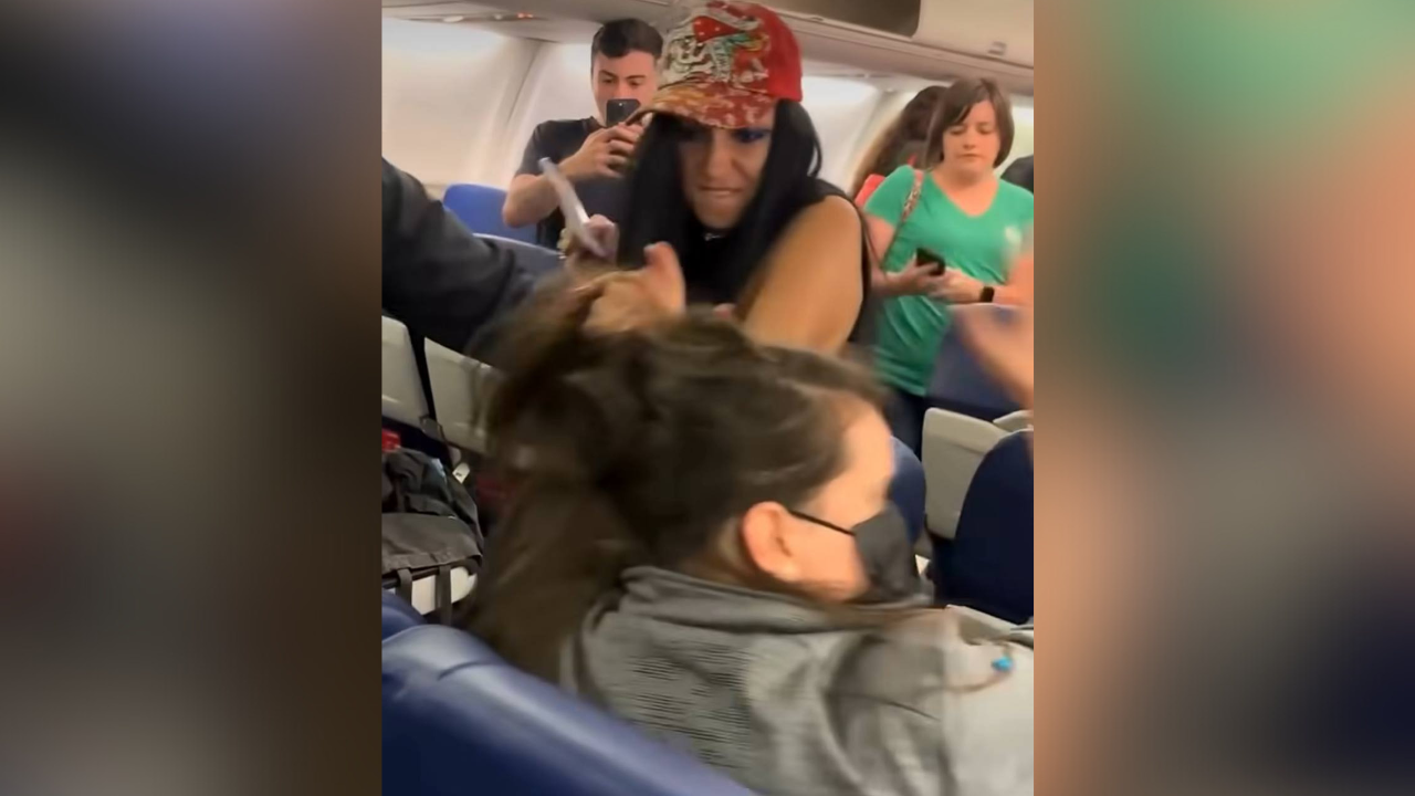 Vídeo mostra passageira norte-americana agredindo brasileira dentro de avião e gera revolta nas redes