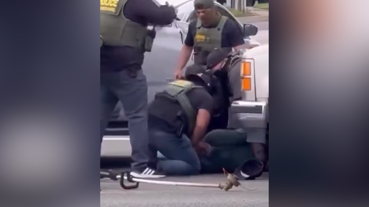 Agente do ICE é flagrado agredindo imigrante na Califórnia