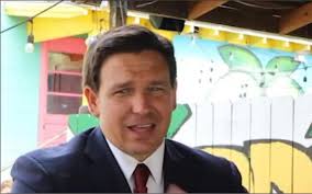 Ron DeSantis afirma que floridianos têm o direito de atropelar manifestantes com seus carros
