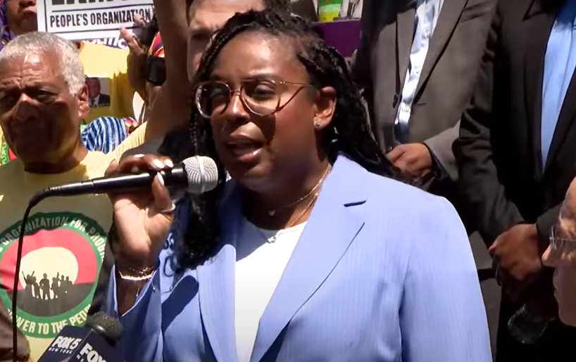 Comunidade se mobiliza em defesa da deputada LaMonica McIver, acusada após fiscalizar centro de detenção do ICE em Newark