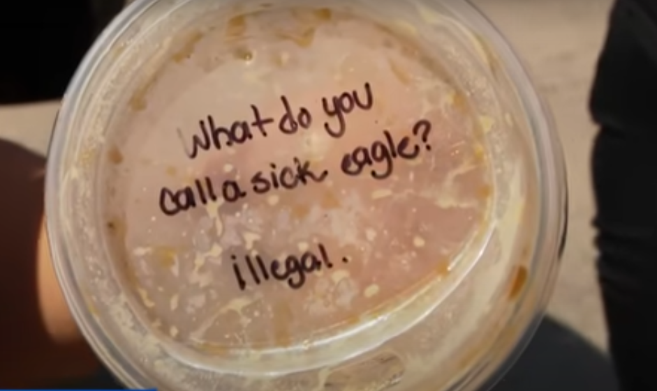 Imigrante denuncia frase discriminatória escrita em copo da Starbucks no Texas