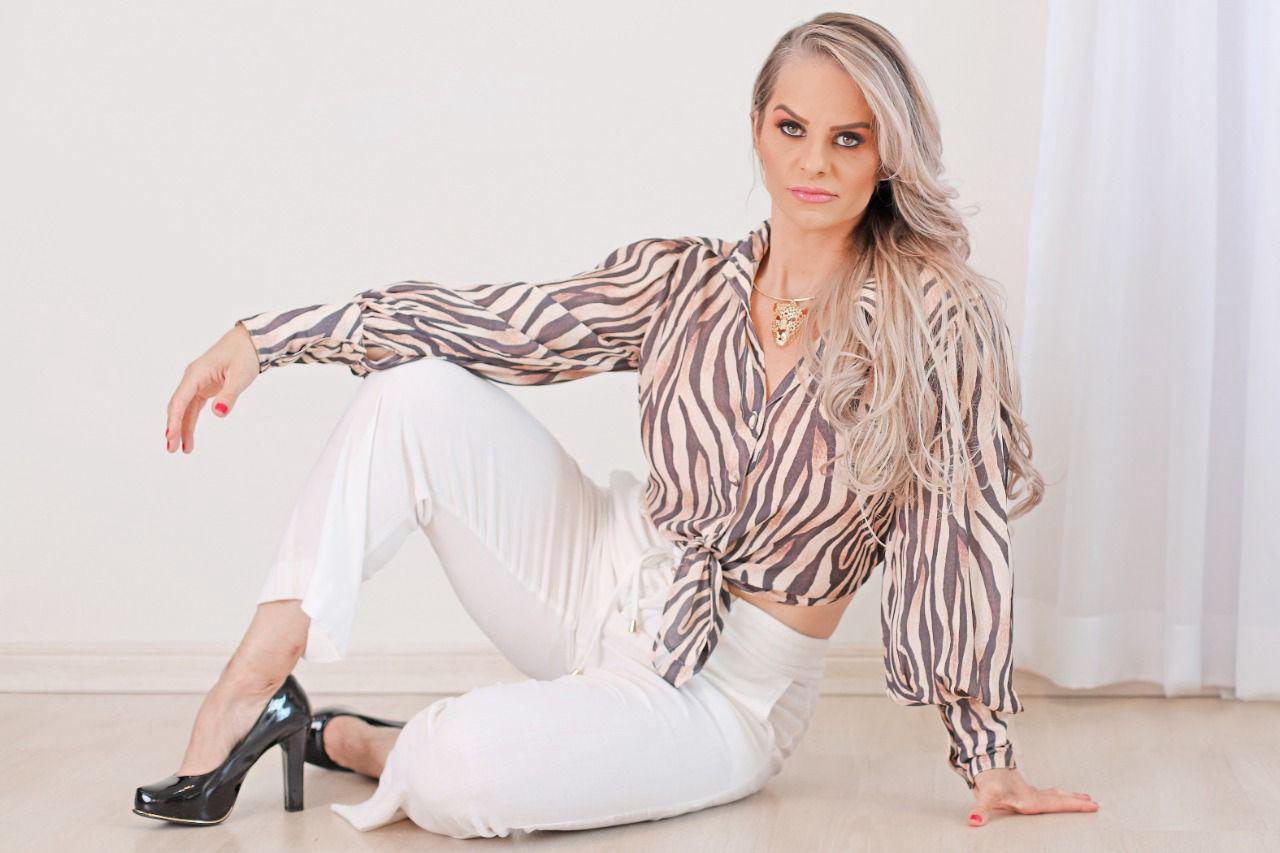 Adriani Teixeira: A força feminina que transforma corpos e vidas na comunidade brasileira dos EUA.